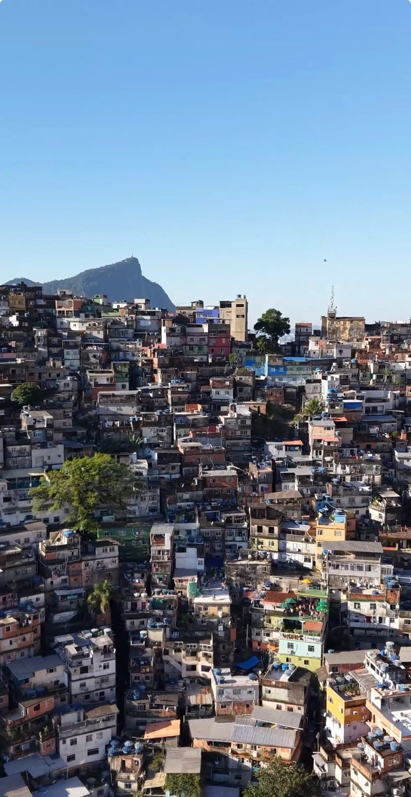 Graffiti colorido nas vielas da Rocinha