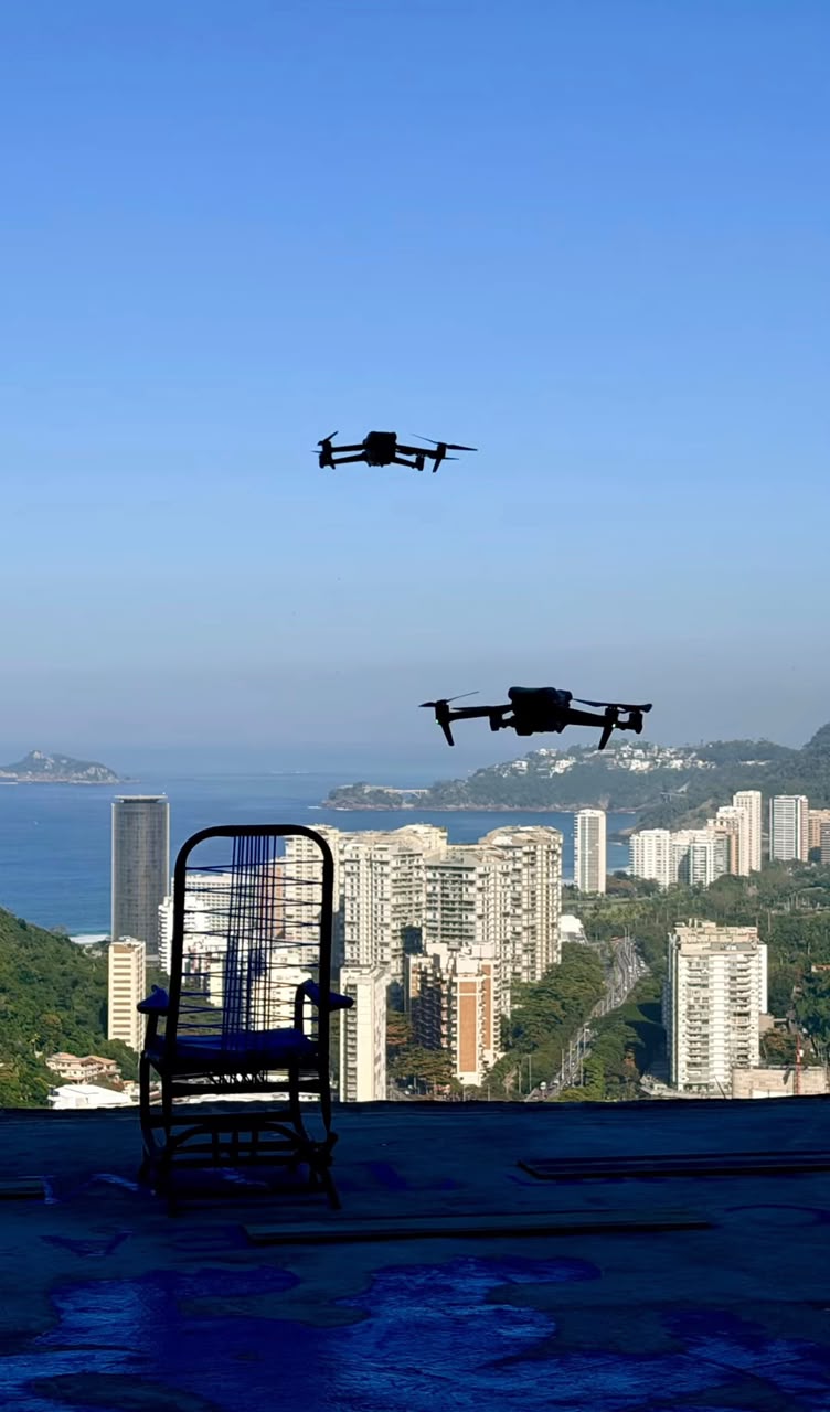 Cristo Redentor visto entre as montanhas do Rio de Janeiro
