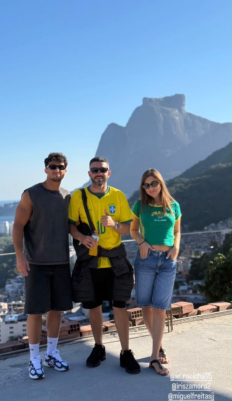 Trilha guiada pela Rocinha com grupo de turistas